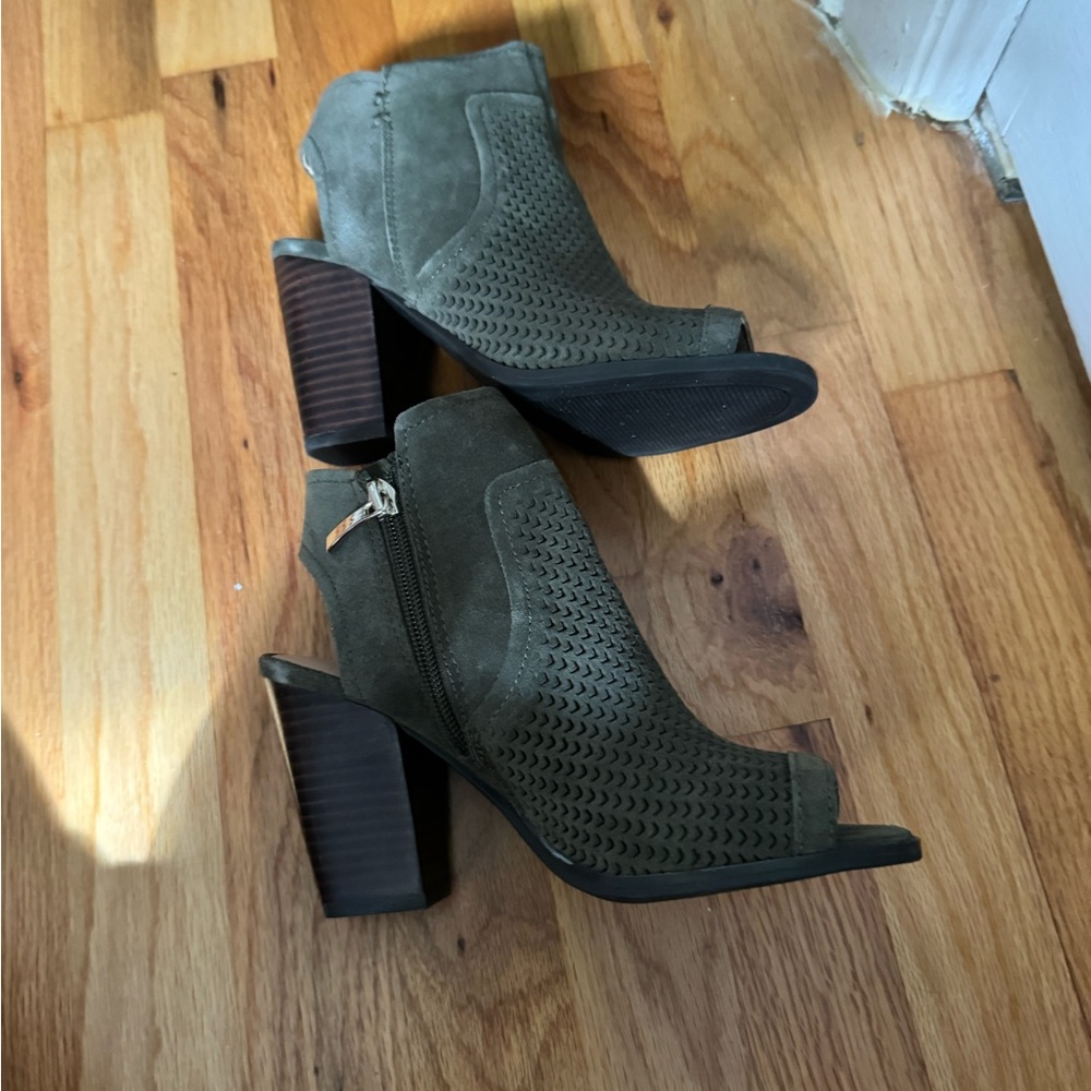 Essex Lane NWOT olive ankle booties size 6 - Picture 9 of 10